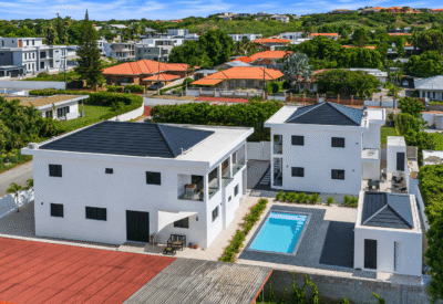 Luxe moderne villa met privézwembad in Matancia, omgeven door groen en rustige woonwijk.