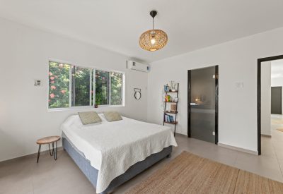 Moderne keuken van villa in Damacor met zwembad