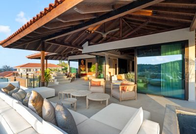 Eetkamer van penthouse in Blue Bay met zwembad
