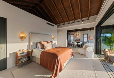 Entree van penthouse in Blue Bay met zwembad