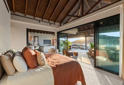 Balkon van penthouse in Blue Bay met zwembad