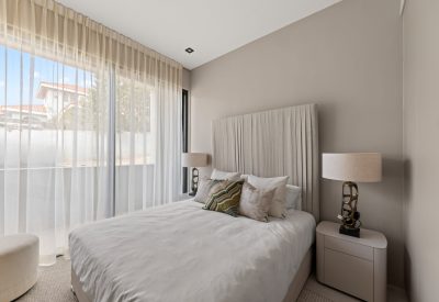 Ruime woonkamer van 2-slaapkamer condominium in Blue Bay met zwembad