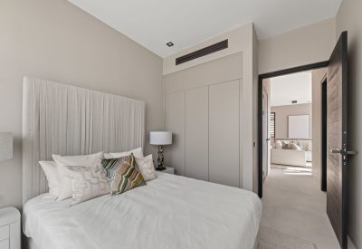 Moderne keuken van 2-slaapkamer condominium in Blue Bay met zwembad