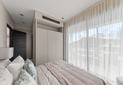 Slaapkamer van 2-slaapkamer condominium in Blue Bay met zwembad