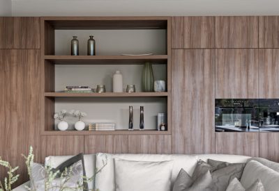 Ruime woonkamer van 2-slaapkamer condominium in Blue Bay met zwembad