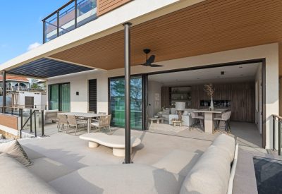 Slaapkamer van 2-slaapkamer condominium in Blue Bay met zwembad