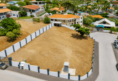 Groot bouwkavel van 1230 m² met omheining en uitzicht over het Spaanse Water.