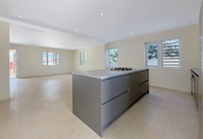 Moderne keuken van 6-slaapkamer villa in Grote Berg met zwembad