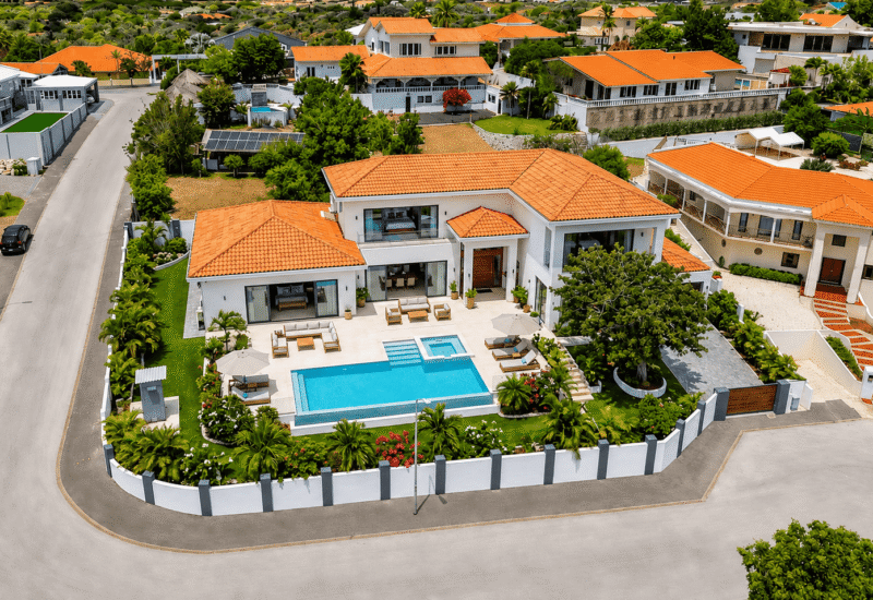 Luxe villa met zwembad en uitzicht op Spaanse Water in Curaçao.