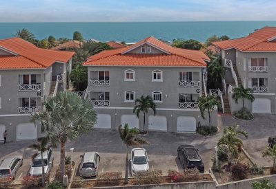 Ruime woonkamer van 3-slaapkamer appartement in Blue Bay met zwembad
