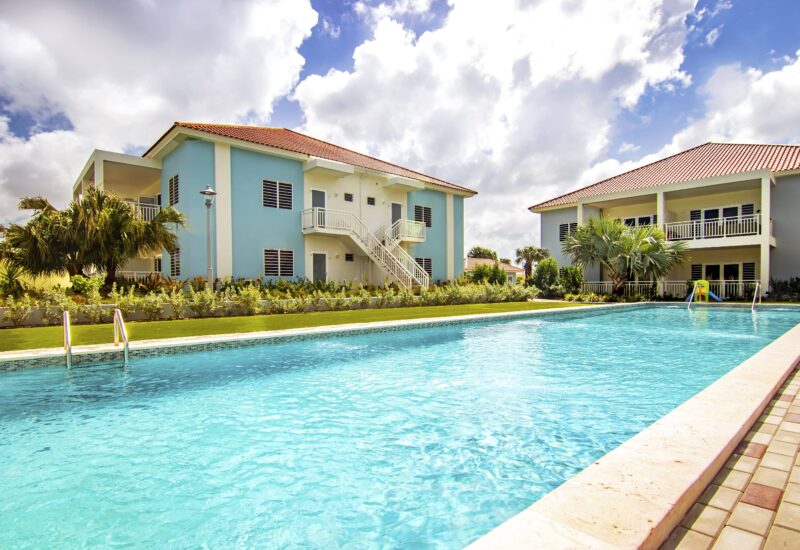 Verfrissend zwembad bij vakantieappartementen in Blije rust II nabij Blue Bay.