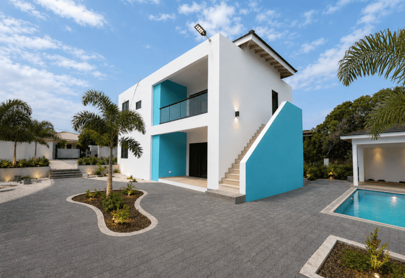 Luxe witte villa met blauwe accenten en zwembad in Santa Catharina.