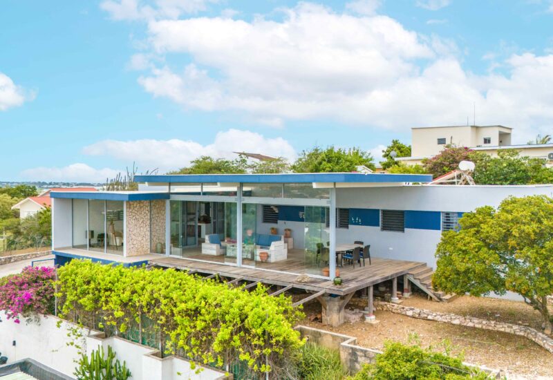 Moderne woning met grote glazen ramen en terras in Damacor.