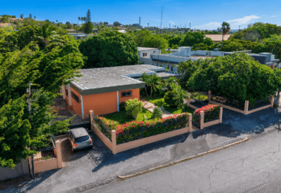 Woning in een rustige, groene buurt met tuin en omheining in Nederland.