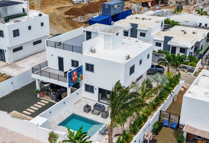 Moderne witte villa met zwembad en tuin in nieuwbouwwijk.