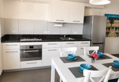 Keuken met witte kasten en zwart werkblad in Willemstad.