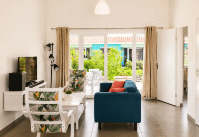 Knusse woonkamer met uitzicht op tuin en terras in Willemstad.