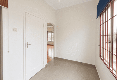 Ruime, lichte kamer met grote ramen en witte muren in Biesheuvel.