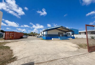 Bouwlocatie in Willemstad met blauwe en witte structuur onder een blauwe hemel.