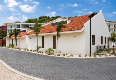 Moderne witte villa met rode dakpannen en palmboom voor een luxe uitstraling.