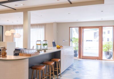Lichte en ruime kantoorruimte met balkon en moderne inrichting.