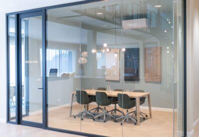 Moderne kantoorruimte met glazen wanden en vergadertafel in Willemstad.