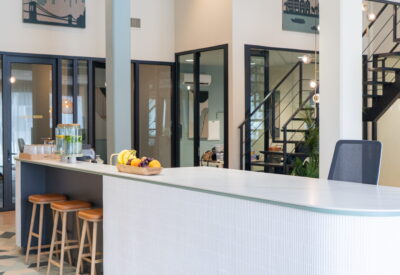 Interieur van een modern kantoor met receptie en zithoek in Willemstad.