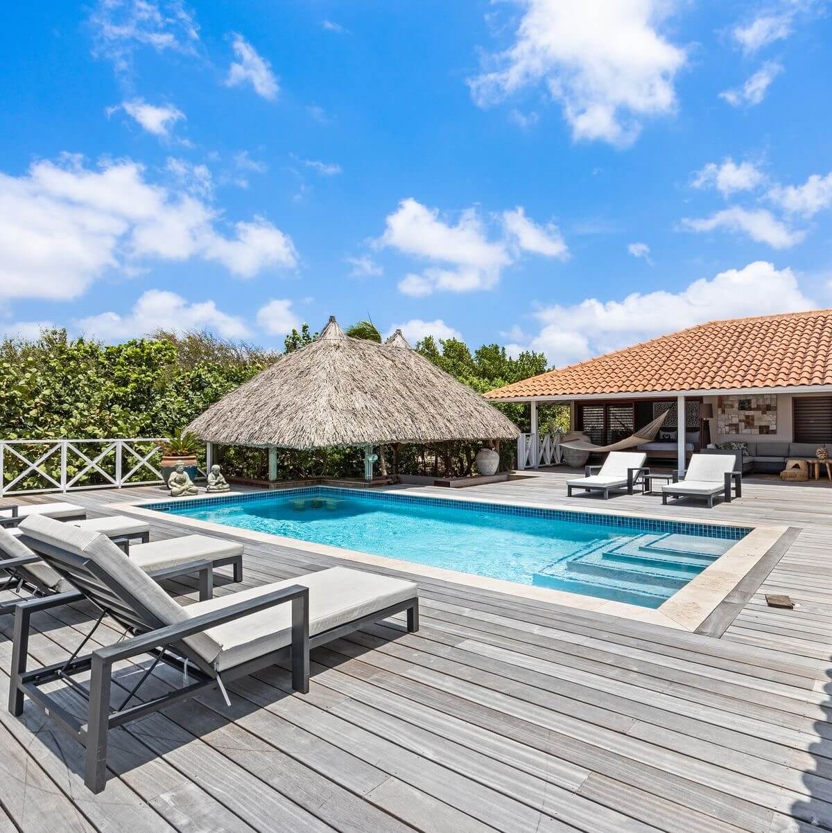 Makelaar bespreekt woningdocumenten en de aankoopvoorwaarden met een koper op Curaçao.
