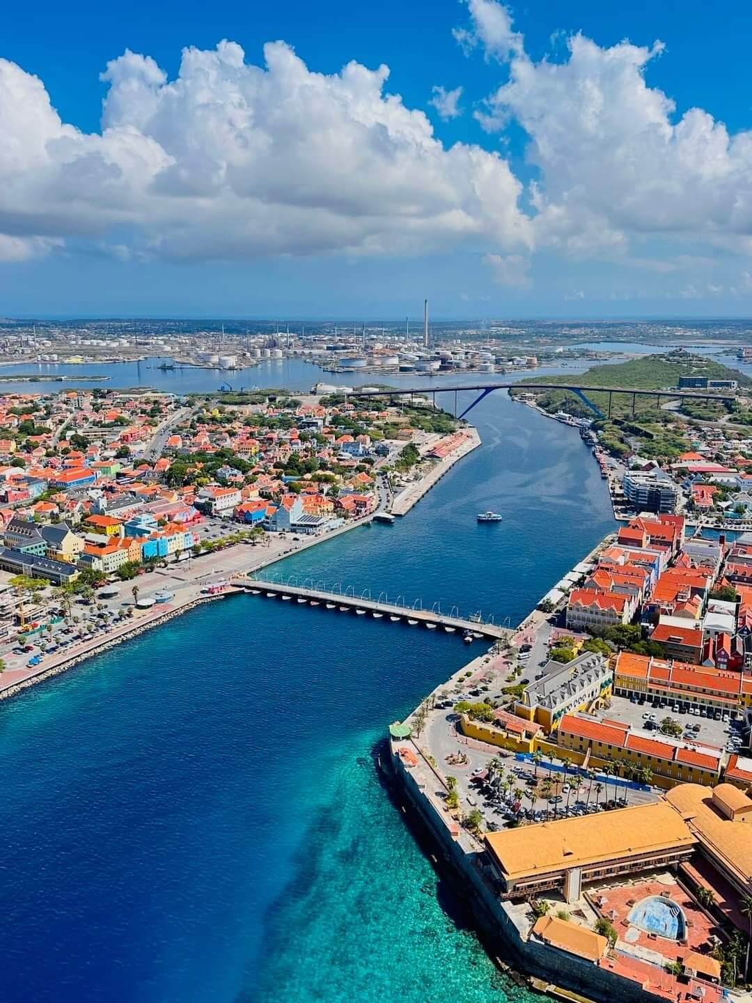 Villa op Curaçao met een tropische tuin en zwembad.