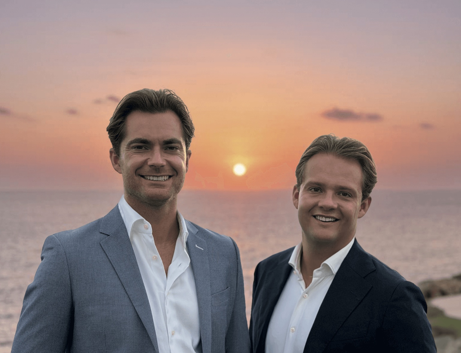 Makelaar overhandigt de sleutels van een aangekochte woning op Curaçao aan de nieuwe eigenaren.
