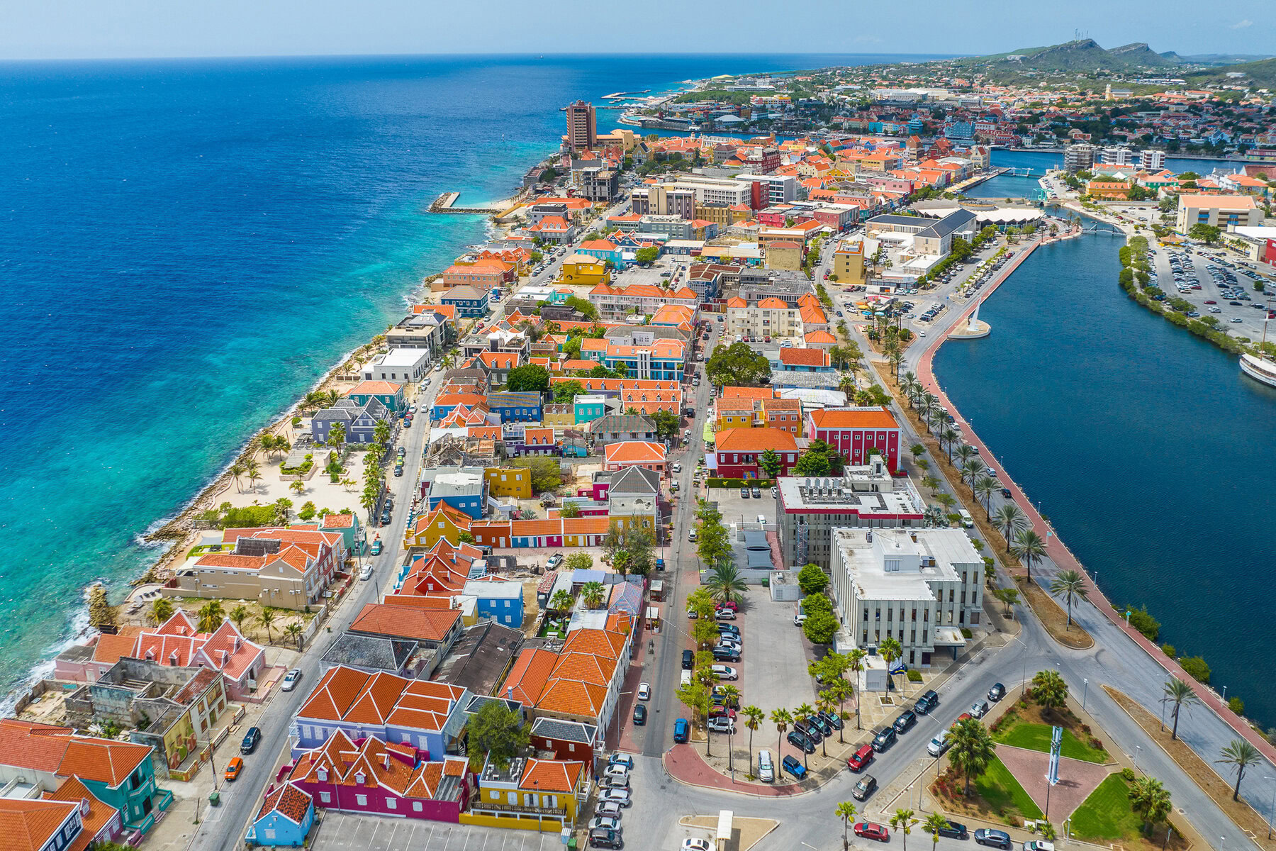 Makelaar op Curaçao bespreekt tijdens een videogesprek de aankoop van een woning met een koper in Nederland.