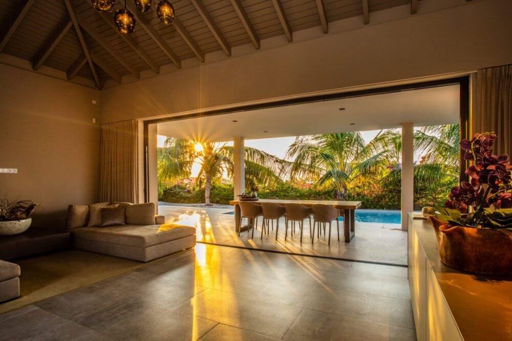 Makelaar begeleidt potentiële kopers tijdens een bezichtiging van een villa op Curaçao.