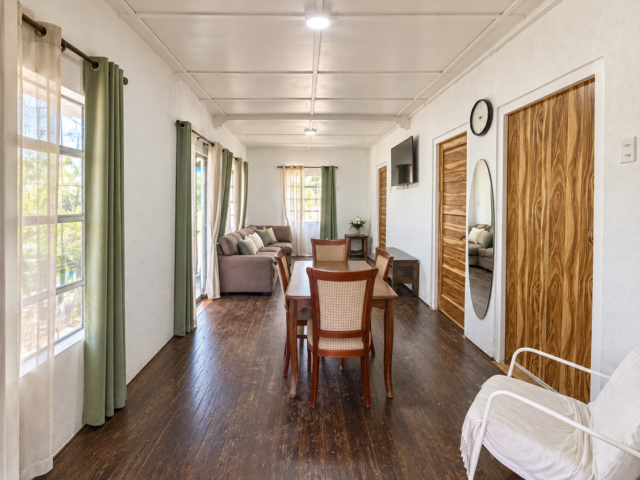 Interieur van een woning in Willemstad met houten vloeren en grote ramen.